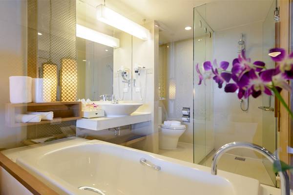 Badezimmer im Katathani Phuket Beach Resort mit Badewanne, Waschbecken und Dusche