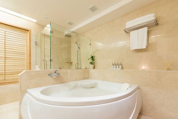 Badezimmer im Katathani Phuket Beach Resort mit Badewanne und Dusche.