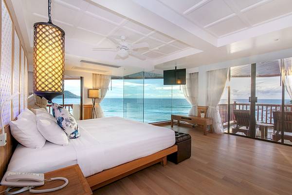 Innenansicht eines Zimmers im Katathani Phuket Beach Resort mit Blick auf das Meer.