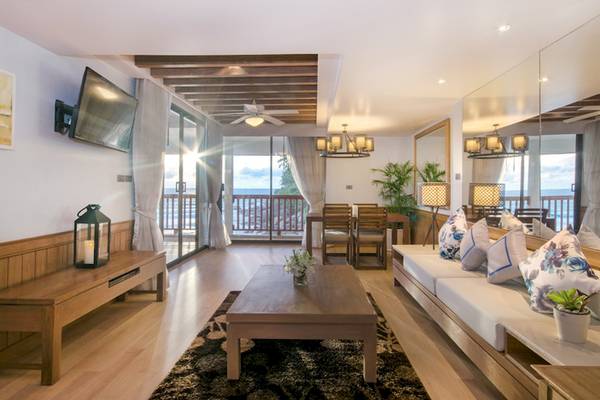 Wohnzimmer im Katathani Phuket Beach Resort mit Blick auf das Meer.