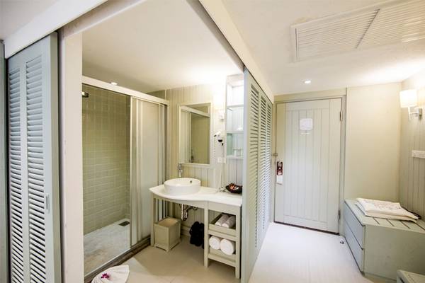 Badezimmer im Katathani Phuket Beach Resort mit Dusche, Waschbecken und Spiegel