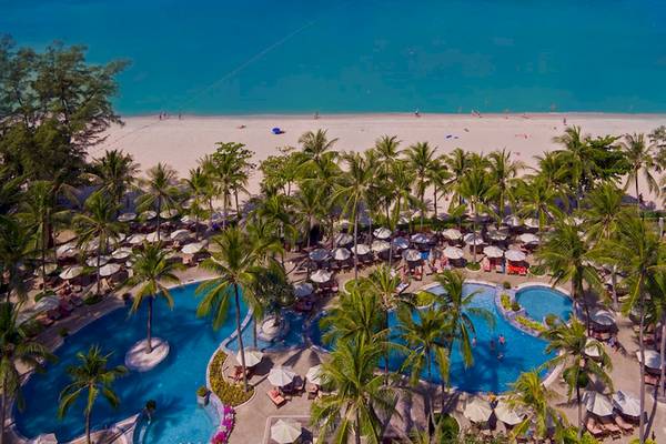 Luftaufnahme des Katathani Phuket Beach Resorts mit zwei Swimmingpools und Palmen