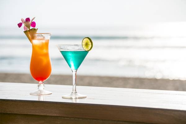 Zwei Cocktails auf einem Tisch am Strand des Katathani Phuket Beach Resorts