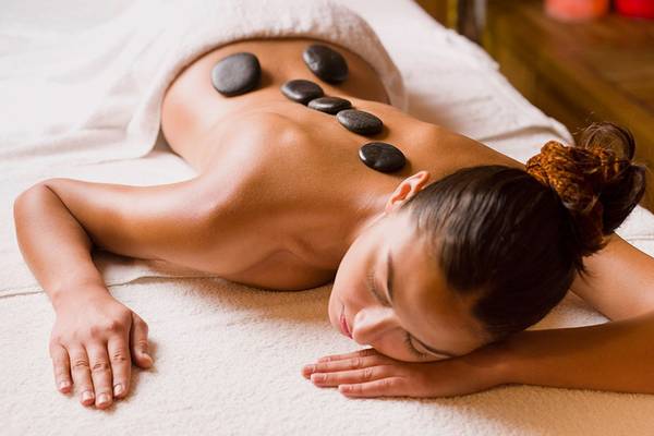 Eine Frau genießt eine Massage im Terrace Beach Resort Hotel.