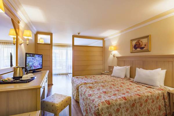 Doppelzimmer im Terrace Beach Resort mit zwei Betten, Fernseher und Schreibtisch.