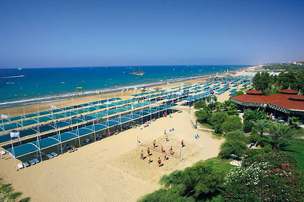 Terrasse am Strand mit Beach-Volleyball im Terrace Beach Resort