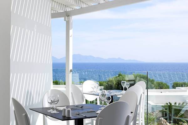Terrasse des Dimitra Beach Hotel & Suites mit Blick auf das Meer