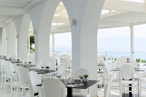 Innenansicht des Restaurants des Dimitra Beach Hotel & Suites mit Blick auf das Meer.