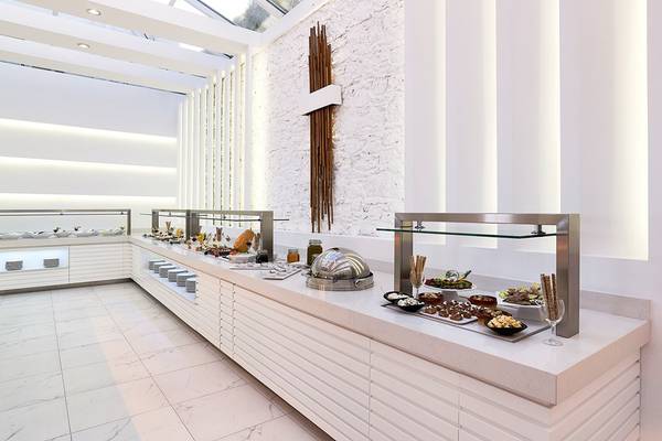 Buffetbereich im Dimitra Beach Hotel & Suites mit verschiedenen Speisen und Getränken.