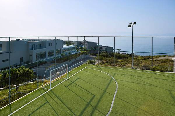 Außenansicht eines Fußballplatzes mit Blick auf das Meer und das Dimitra Beach Hotel.