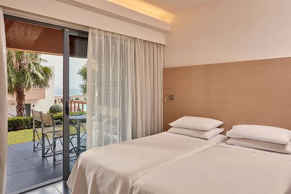 Doppelzimmer mit Terrasse im Atlantica Mikri Poli Kos, Blick auf den Pool und die Landschaft.