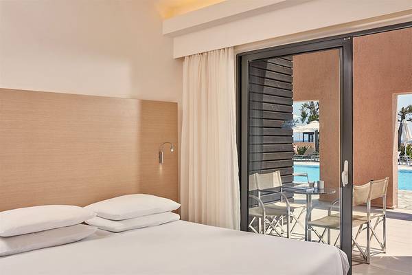 Zimmer im Atlantica Mikri Poli Kos Hotel mit Aussicht auf den Pool