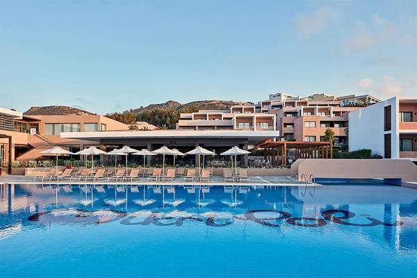 Außenbereich des Atlantica Mikri Poli Kos Hotels mit Swimmingpool und Sonnenliegen.