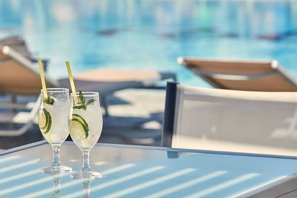 Zwei Gläser mit Getränken auf einem Tisch am Pool des Atlantica Mikri Poli Kos Hotels