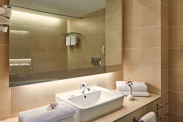 Badezimmer im Atlantica Mikri Poli Kos Hotel mit Waschbecken und Spiegel.