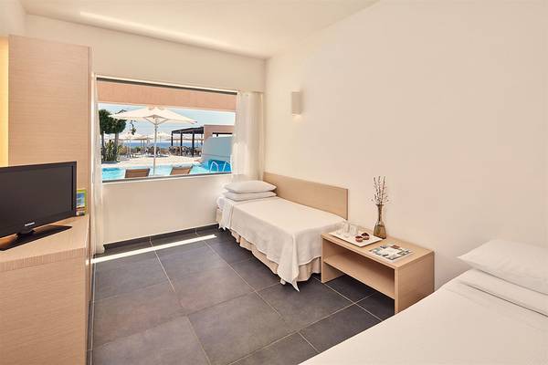 Zimmer mit zwei Betten und Poolblick im Atlantica Mikri Poli Kos Hotel.