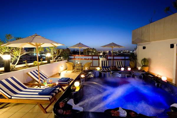 Nachtansicht des beleuchteten Whirlpools auf der Dachterrasse des Seaside Sandy Beach Hotels