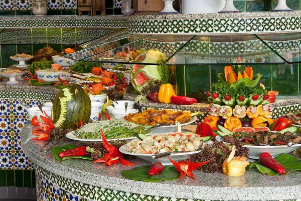Buffet im Seaside Sandy Beach Hotel mit verschiedenen Gerichten und Salaten.