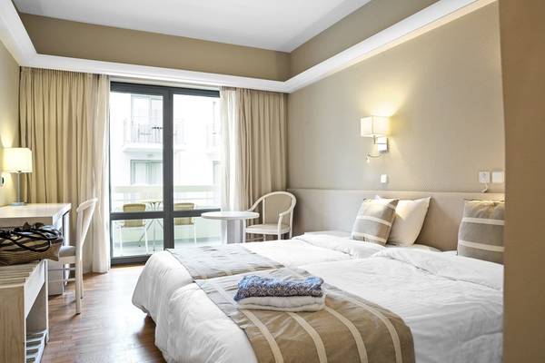 Doppelzimmer im Pearle Beach Resort & Spa mit zwei Betten und Balkon.