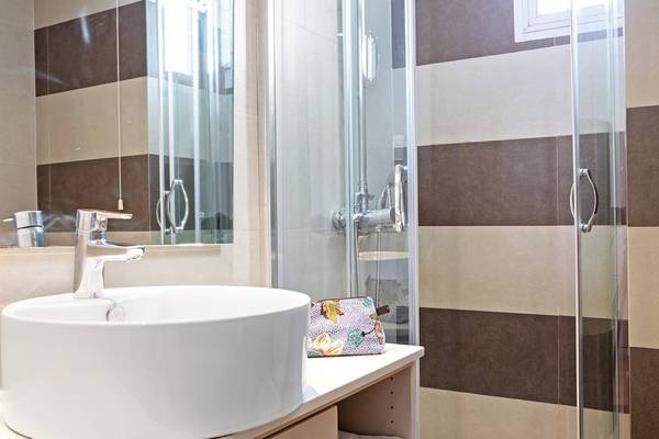 Badezimmer mit Spiegel und Dusche im Pearle Beach Resort & Spa.