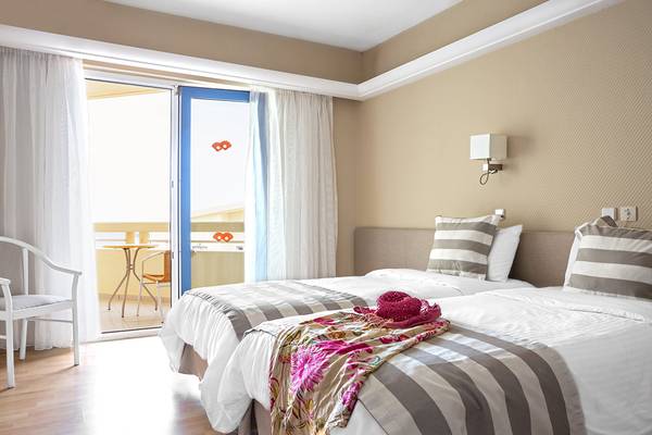 Zwei Betten im Zimmer mit Balkon im Pearle Beach Resort & Spa