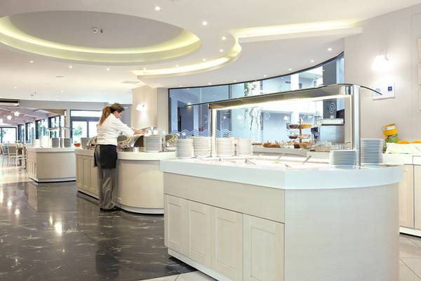 Frühstücksbuffet im Pearle Beach Resort & Spa mit einer Frau am Buffet.