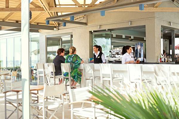 Gäste und Personal an der Bar im Pearle Beach Resort & Spa