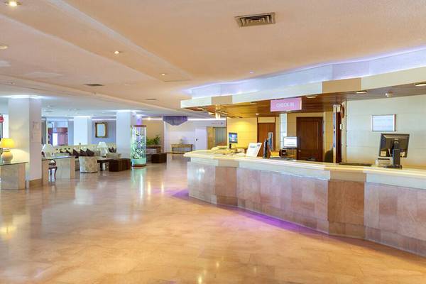 Empfangsbereich des Sol Tenerife Hotels mit Rezeptionstresen, Sitzbereich und Dekor