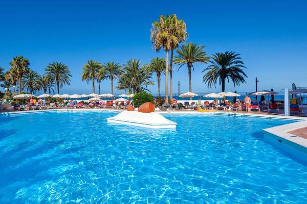 Außenpool des Sol Tenerife Hotels mit vielen Sonnenliegen und Gästen