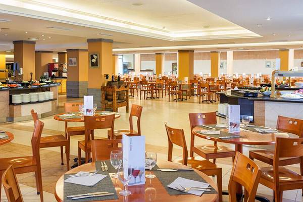Innenansicht des Restaurants im Sol Tenerife Hotel mit runden Tischen und Stühlen.
