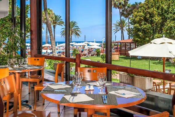 Innenansicht der Terrasse des Sol Tenerife Hotels mit Blick auf den Strand und das Meer.