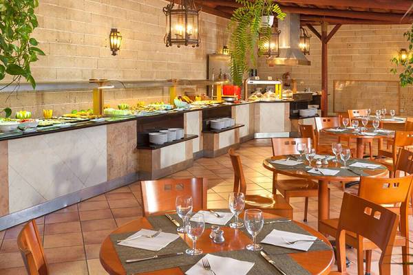 Buffetbereich des Sol Tenerife Hotels mit verschiedenen Speisen und gedeckten Tischen.