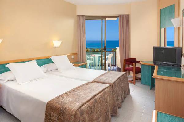 Doppelzimmer im Sol Tenerife Hotel mit Meerblick, zwei Betten, Balkon und Fernseher.