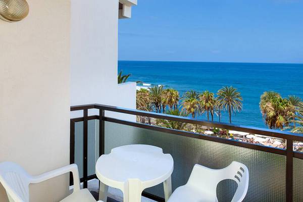 Balkon des Sol Tenerife Hotels mit Blick auf das Meer und Palmenbäume.
