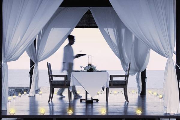 Ein Tisch für ein romantisches Abendessen im Conrad Bali Resort & Spa.