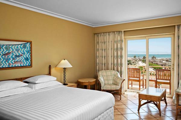 Zimmer im Sheraton Soma Bay Resort mit Blick auf das Meer.
