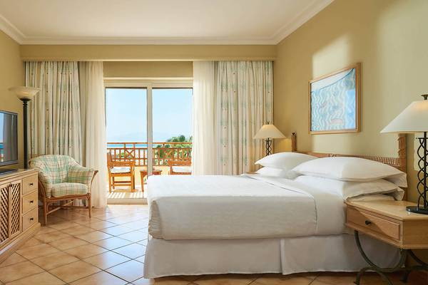 Schlafzimmer des Sheraton Soma Bay Resorts mit Blick auf das Meer.