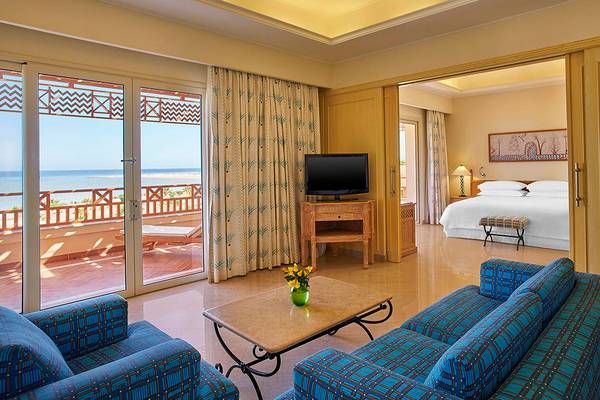 Innenansicht einer Suite im Sheraton Soma Bay Resort mit Meerblick und modernem Dekor.
