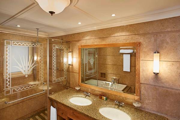 Luxuriöses Badezimmer im Sheraton Soma Bay Resort mit zwei Waschbecken, Badewanne und Regendusche.