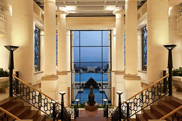 Innenansicht des Sheraton Soma Bay Resorts mit Säulen, Treppen und Blick auf einen Pool