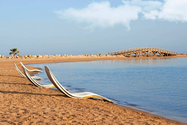 Strand mit Liegen und Brücke im Hintergrund, Sheraton Soma Bay Resort