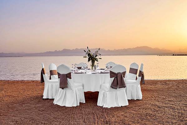 Dinnertisch am Strand im Sheraton Soma Bay Resort mit Blick auf das Meer und die Berge