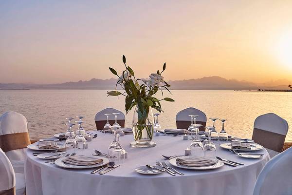 Tisch am Strand mit Blick auf das Meer im Sheraton Soma Bay Resort