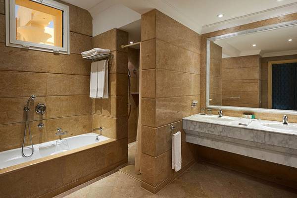 Badezimmer im Sheraton Soma Bay Resort mit Badewanne, Dusche und Waschbecken.