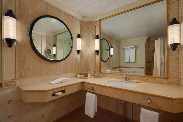 Badezimmer im Sheraton Soma Bay Resort mit Spiegel und Waschbecken.