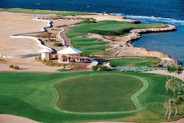 Luftaufnahme des Golfplatzes und des Gebäudes im Sheraton Soma Bay Resort