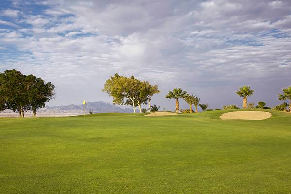 Golfplatz des Sheraton Soma Bay Resort mit Fairway und Sandbunker.