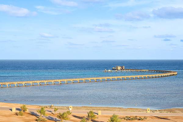 Ansicht des Sheraton Soma Bay Resorts mit einem Pier im Meer