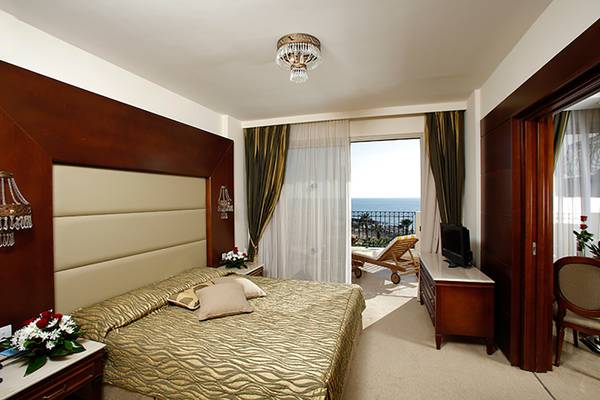 Innenansicht eines luxuriösen Hotelzimmers im Aquamare Beach Hotel & Spa mit Blick auf das Meer.