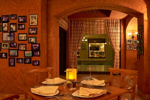 Speisesaal des Sheraton Soma Bay Resort mit einem Tisch und Weinglas.